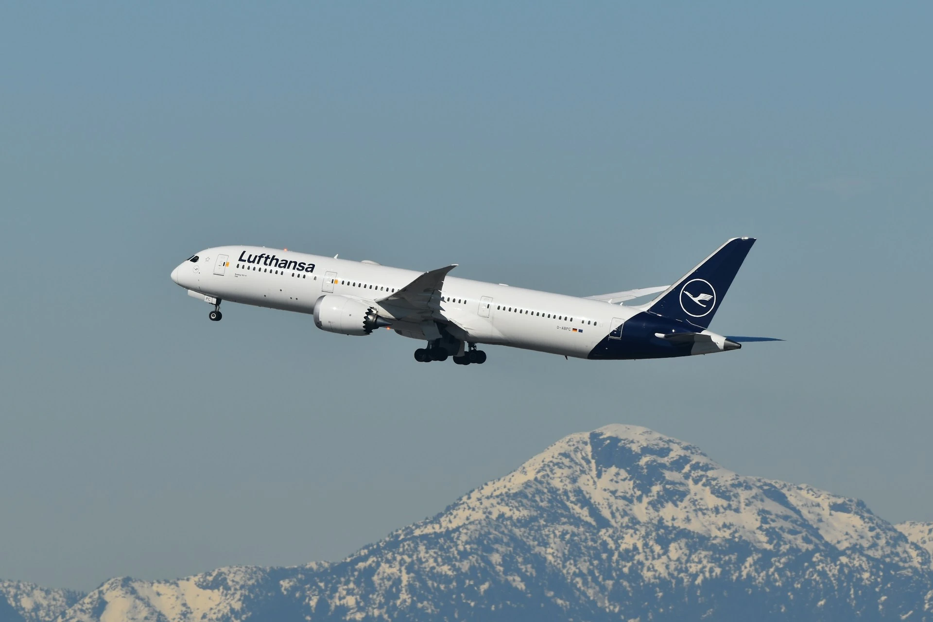 Avion Lufthansa deviat de urgență după ce o baterie externă a luat foc la bord. Aproape 200 de pasageri se aflau în aeronavă