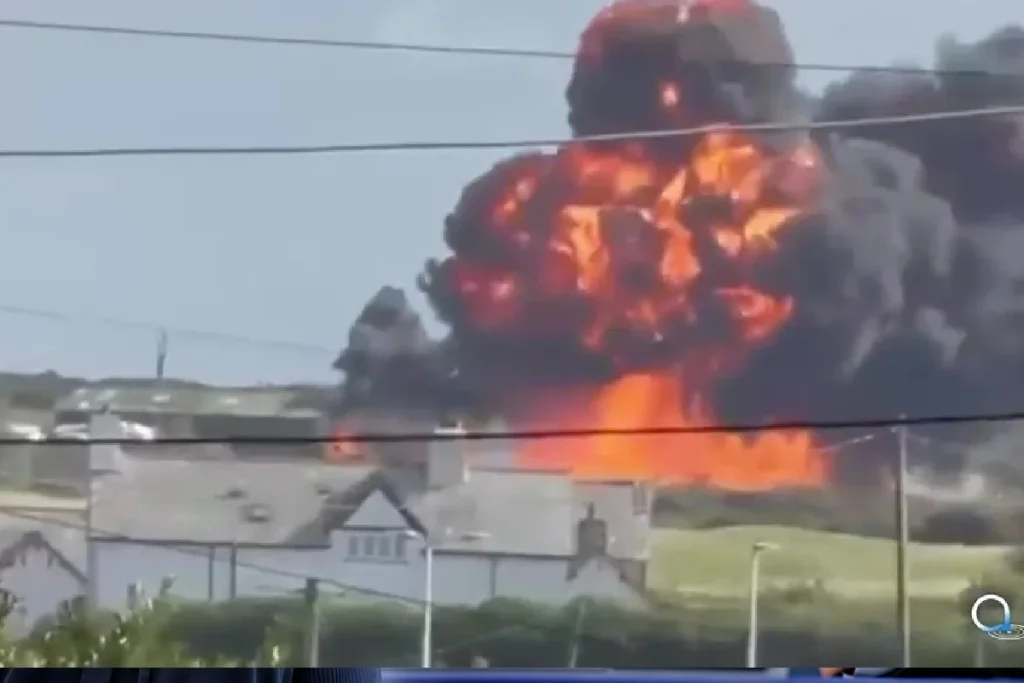 Avion militar britanic, transformat într-o minge de foc după prăbușire. Cei doi piloți s-au catapultat în ultima clipă