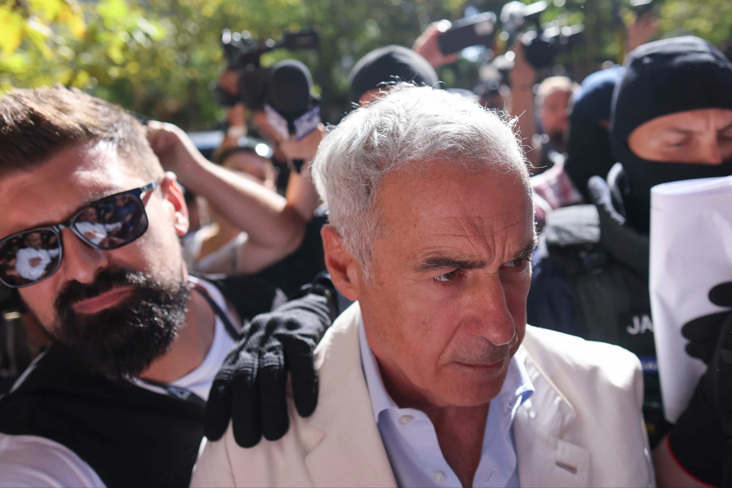 Călin Georgescu și Ionel Rusen, reținuți pentru 24 de ore și conduși la arest. Cei doi sunt vizați într-un dosar de înșelăciune și grup infracțional organizat