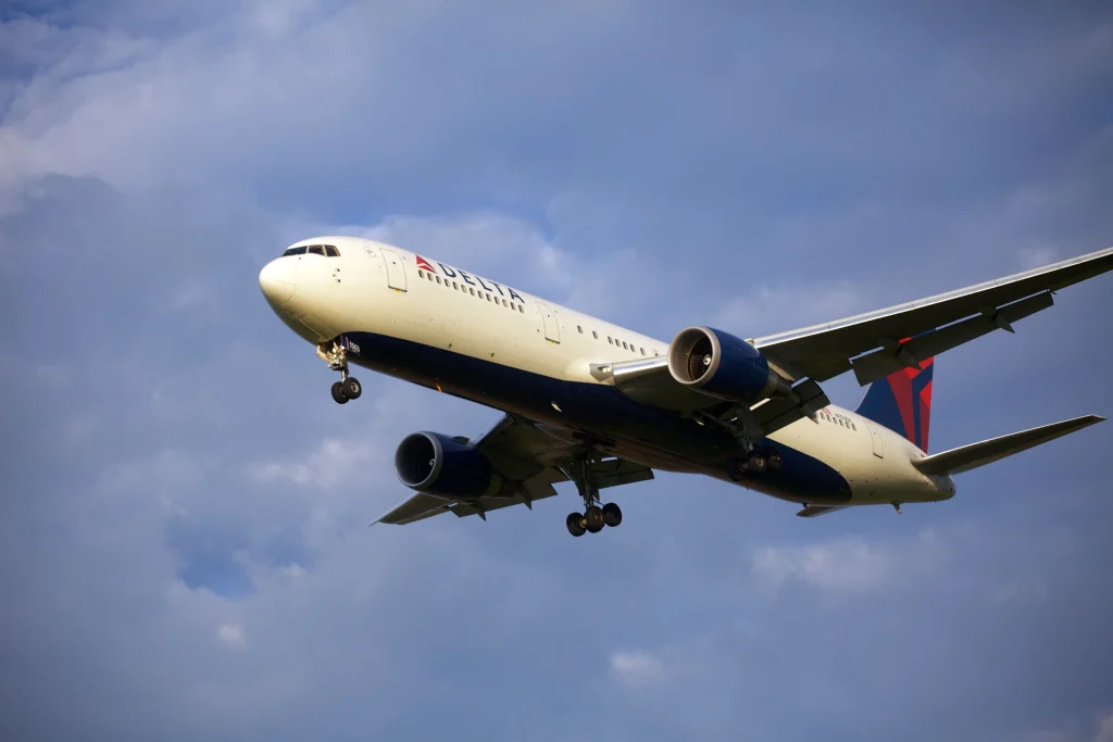 Avion Delta Air Lines, aterizare de urgență în Portugalia după ce a fost detectat fum în cabină: 14 persoane au primit îngrijiri medicale