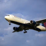 Avion Delta Air Lines, aterizare de urgență în Portugalia după ce a fost detectat fum în cabină: 14 persoane au primit îngrijiri medicale