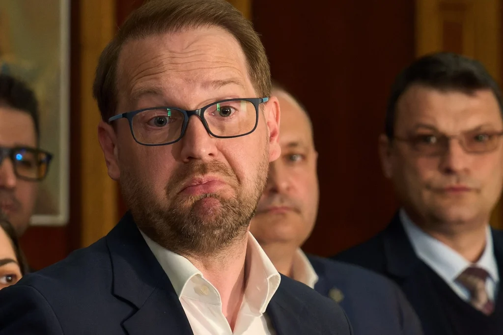 Dominic Fritz a cântat „Deșteaptă-te, române!” la pian, cu trei zile înainte să-și piardă mandatul de primar – VIDEO
