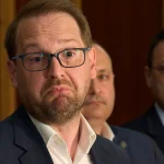 Dominic Fritz a cântat „Deșteaptă-te, române!” la pian, cu trei zile înainte să-și piardă mandatul de primar – VIDEO