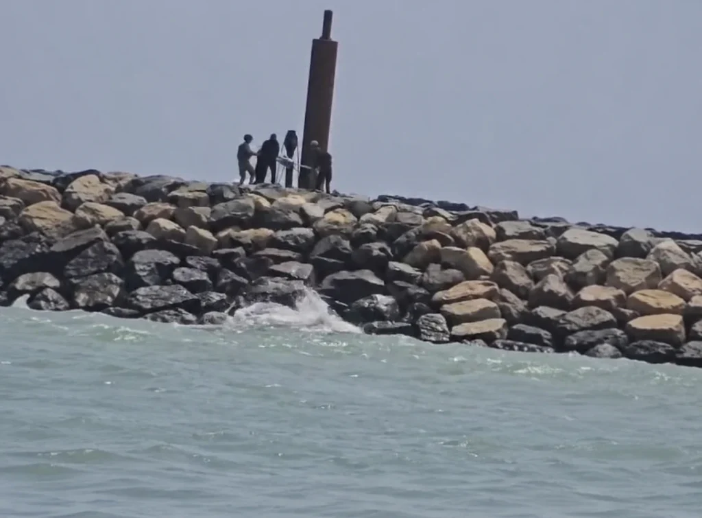 Alertă pe litoral. A fost găsit un nou fragment de dronă pe plaja de la Costinești