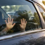 „Sunt închisă în mașină de o oră”. Fetiță de 7 ani, salvată în Italia după ce tatăl român a lăsat-o singură în soare