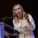 Giorgia Meloni schimbă regulile în școlile din Italia. Vălul islamic este interzis, iar clasele primesc o nouă limită
