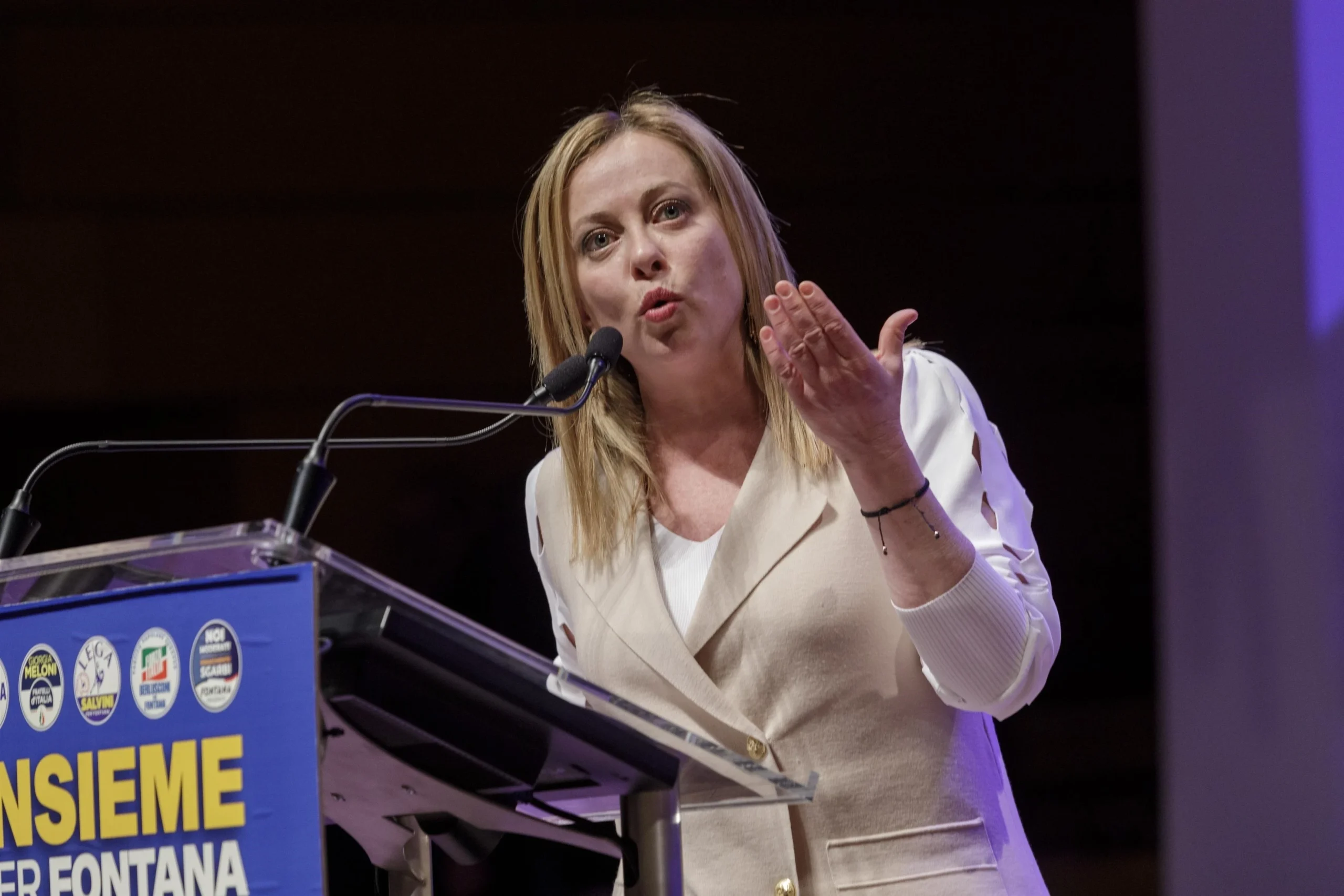 Giorgia Meloni schimbă regulile în școlile din Italia. Vălul islamic este interzis, iar clasele primesc o nouă limită