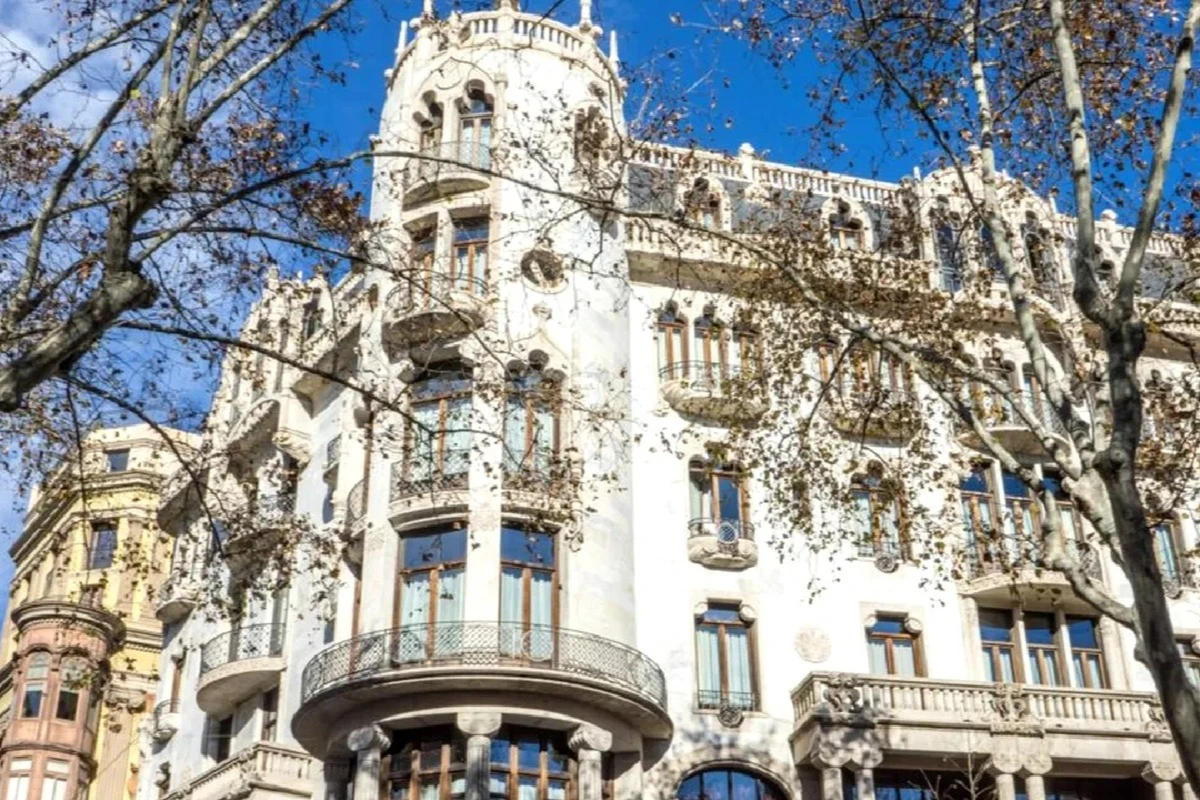 Turist de 23 de ani, înjunghiat în gât într-un hotel de cinci stele din Barcelona. Trei atacatori sunt căutați