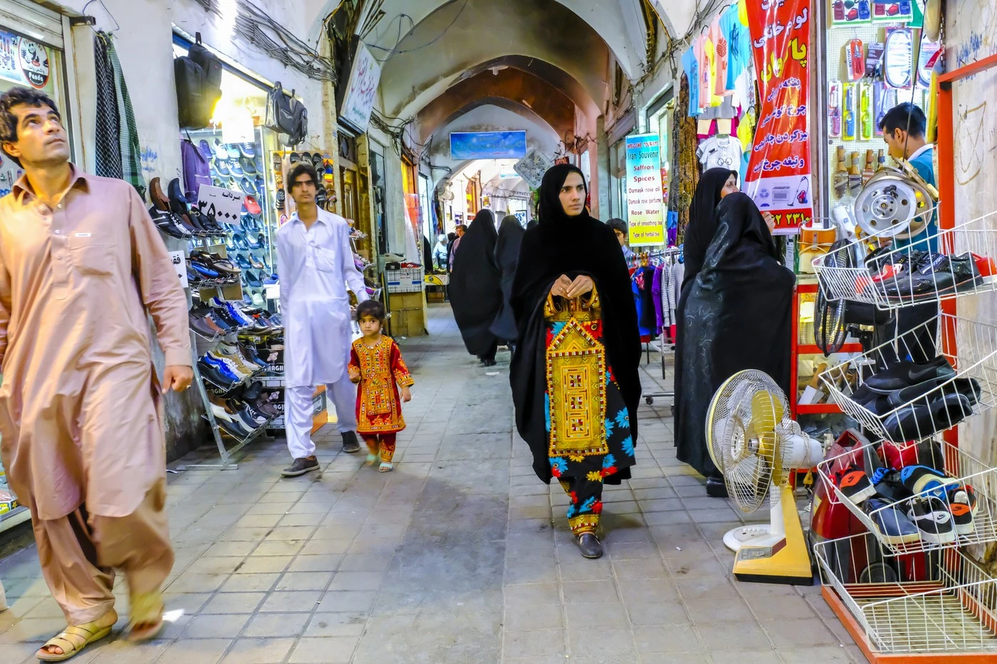 Femeile fără hijab, catalogate drept „anomalii sociale” în Iran. Autoritățile cer măsuri dure