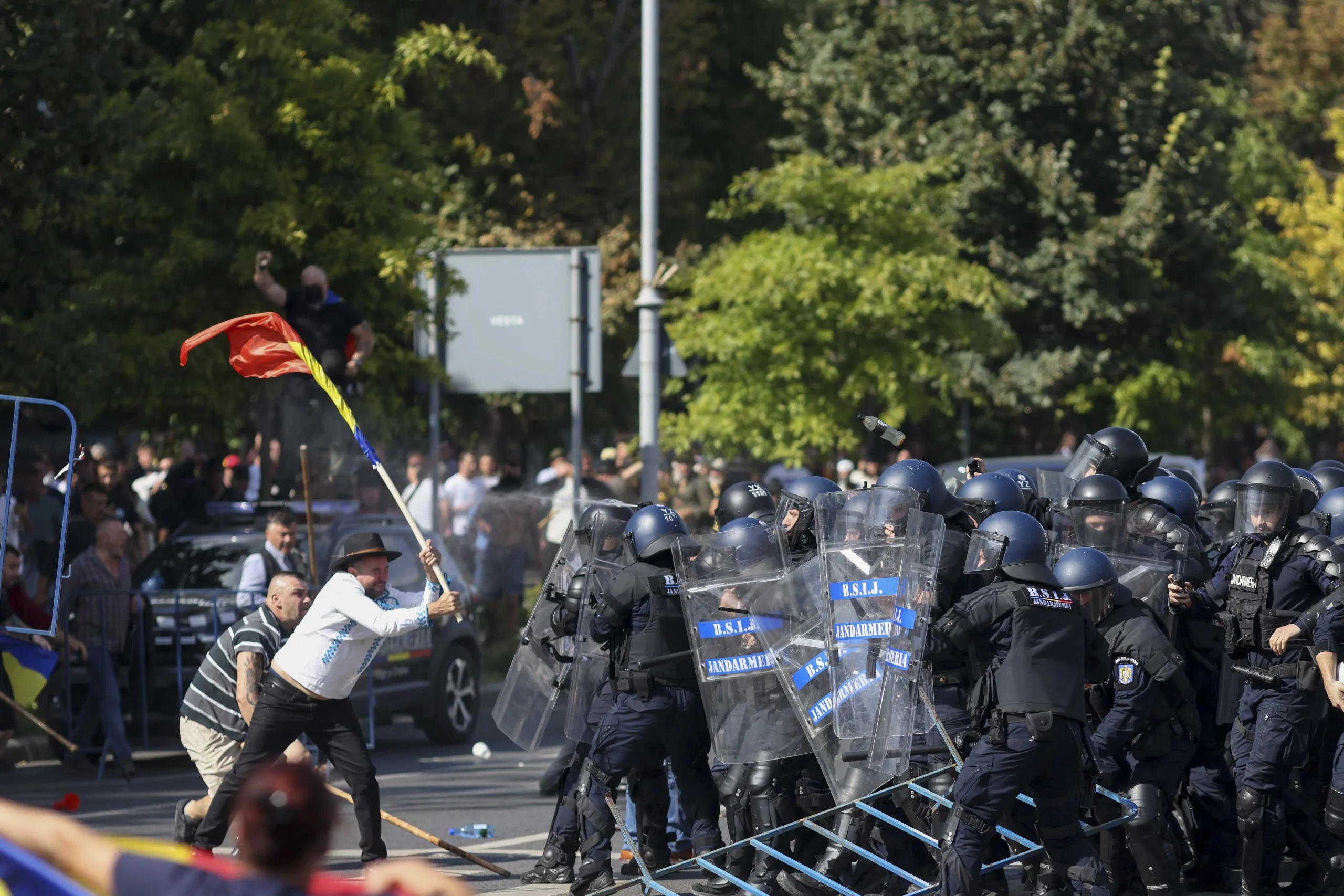 Încă șapte rețineri după violențele de la protestul din Piața Victoriei. 29 de percheziții în 16 județe