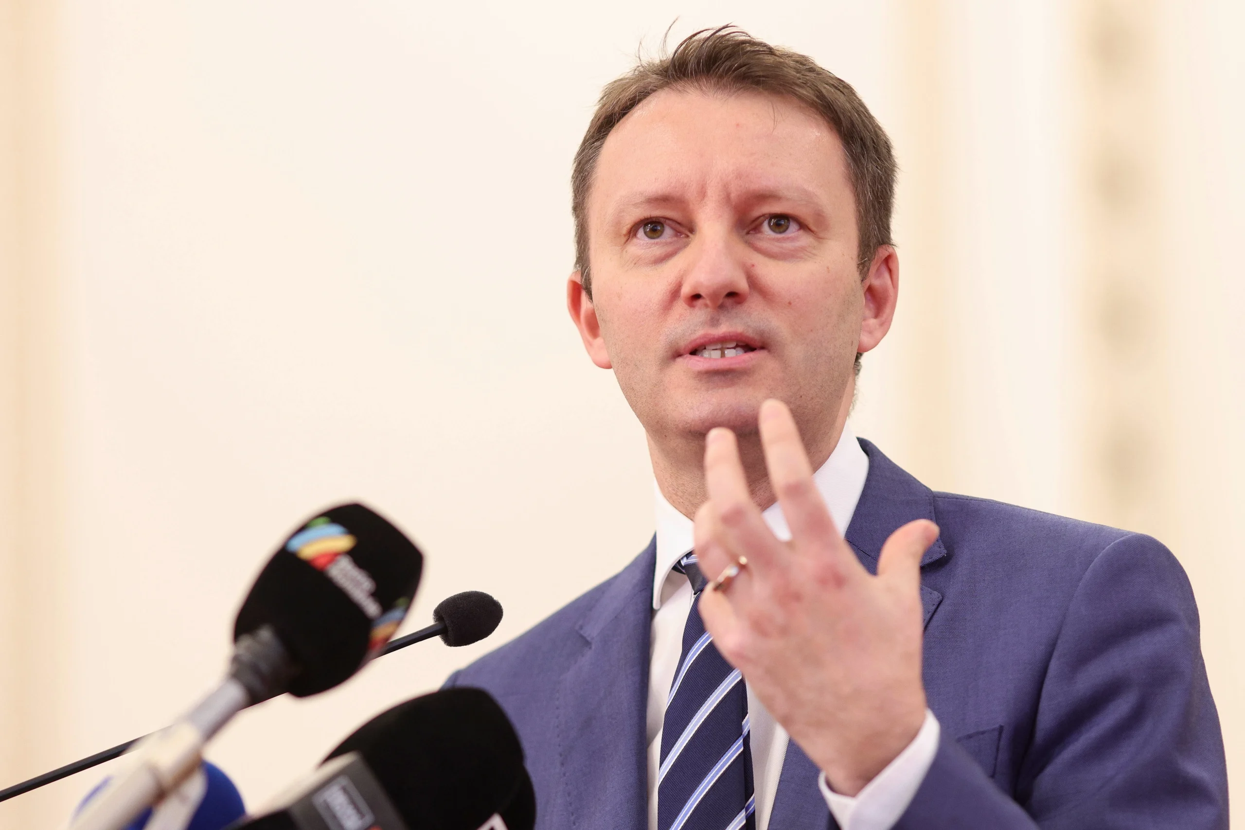 Reacția Patriarhiei Române, după ce Siegfried Mureșan a propus interzicerea ofițerilor acoperiți în biserică