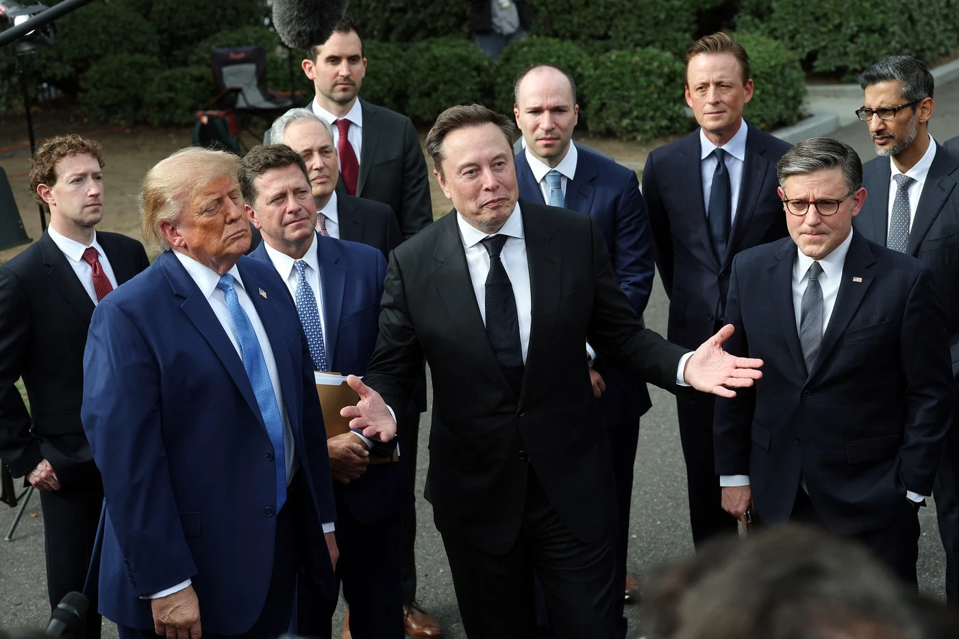 Donald Trump și giganții AI au semnat „Constituția” pentru inteligența artificială. Ce promit companiile
