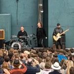 U2 a revenit după 50 de ani la școala unde s-a format. Surpriza pregătită pentru elevi la Dublin