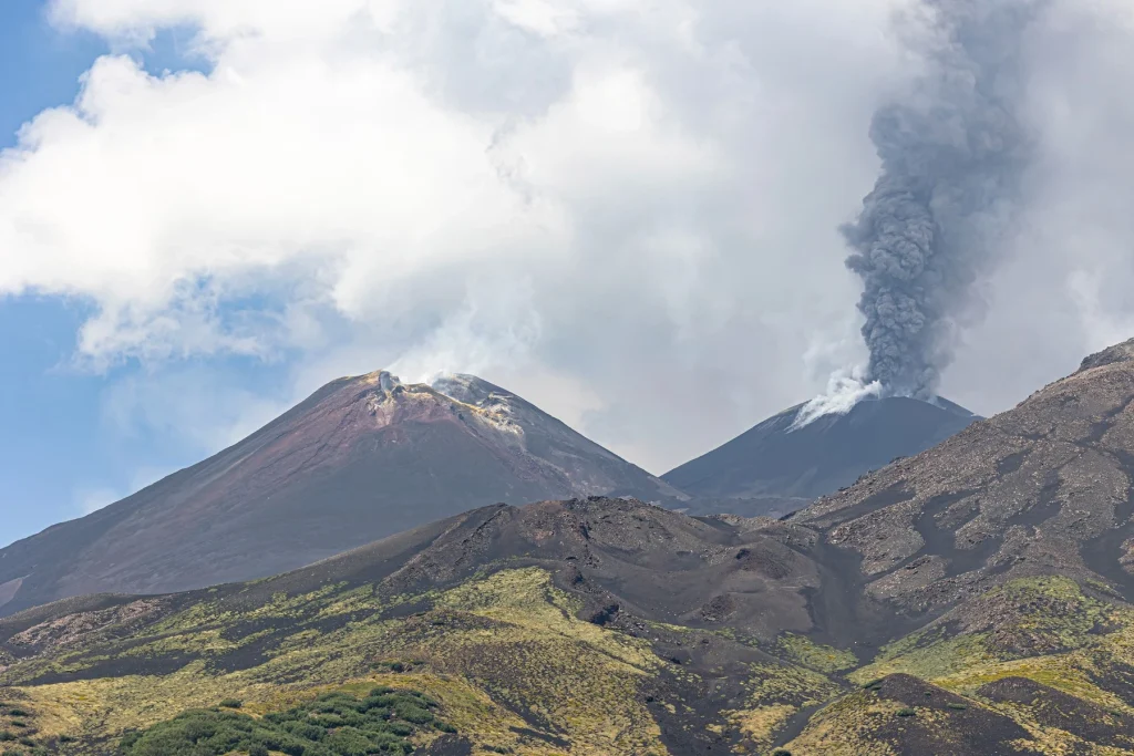Etna paralizează zborurile spre Catania: aeroportul suspendă sosirile, iar aviația este în alertă roșie