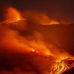 Etna continuă să erupă, zborurile din Catania rămân suspendate. Avertisment MAE pentru românii care merg în Sicilia