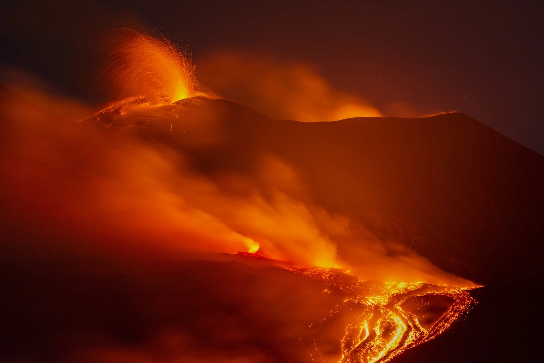 Etna continuă să erupă, zborurile din Catania rămân suspendate. Avertisment MAE pentru românii care merg în Sicilia