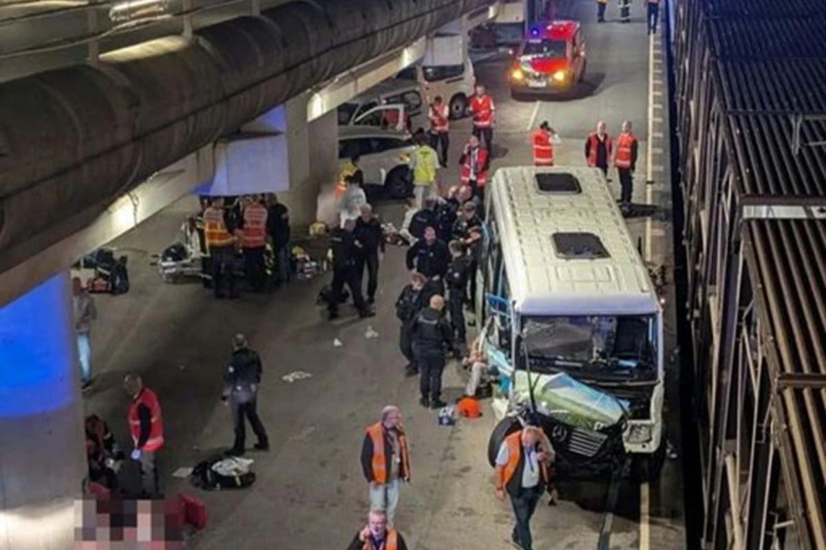 Accident în Franța, lângă Tunelul Canalului Mânecii: un autobuz a lovit un tren de marfă. 19 persoane au fost rănite