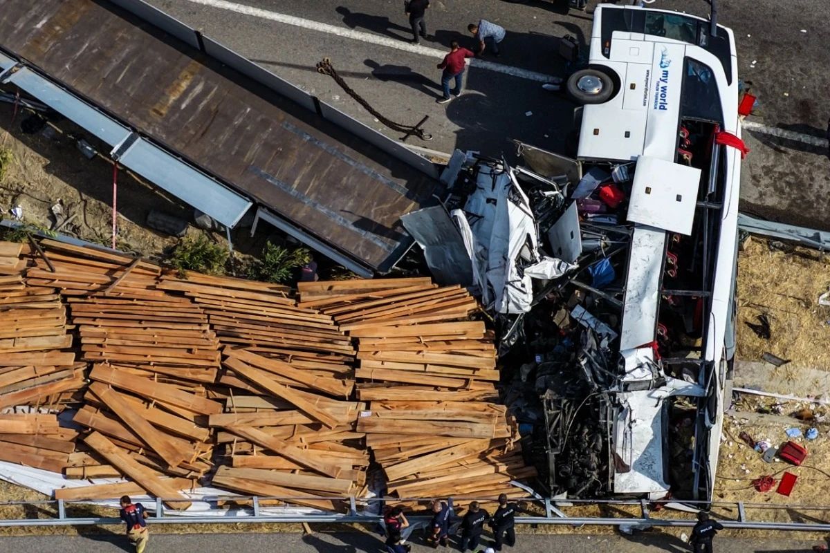 Accident devastator în Turcia! Un autocar plin cu turiști s-a răsturnat după impactul cu un camion. 11 persoane au murit – VIDEO