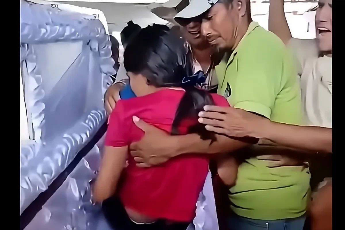 Șoc la un priveghi! O fată de 15 ani s-a ridicat din sicriu, după ce familia a crezut că a murit. Momentul incredibil, filmat – VIDEO