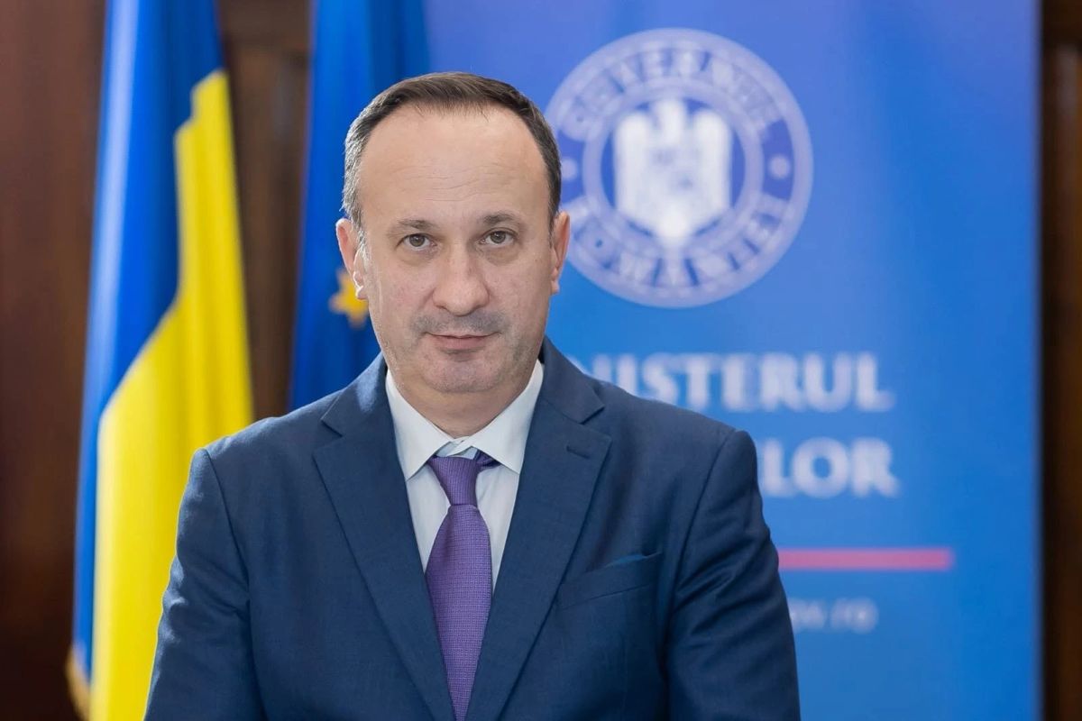 Câciu îl acuză pe Bolojan că a lăsat datorii uriașe. Economia scade, inflația crește: ce arată noua prognoză