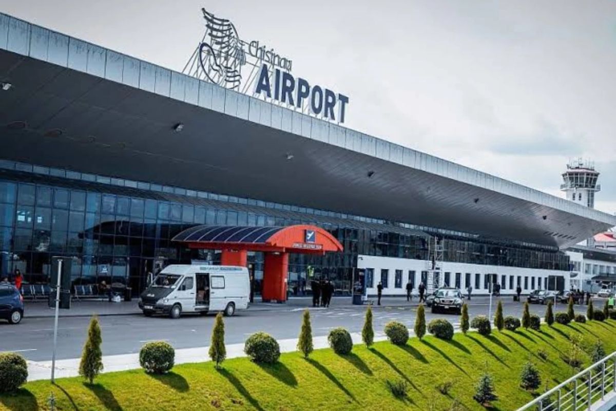 Alertă cu bombă pe Aeroportul Internațional Chișinău. Pasagerii au fost evacuați de urgență