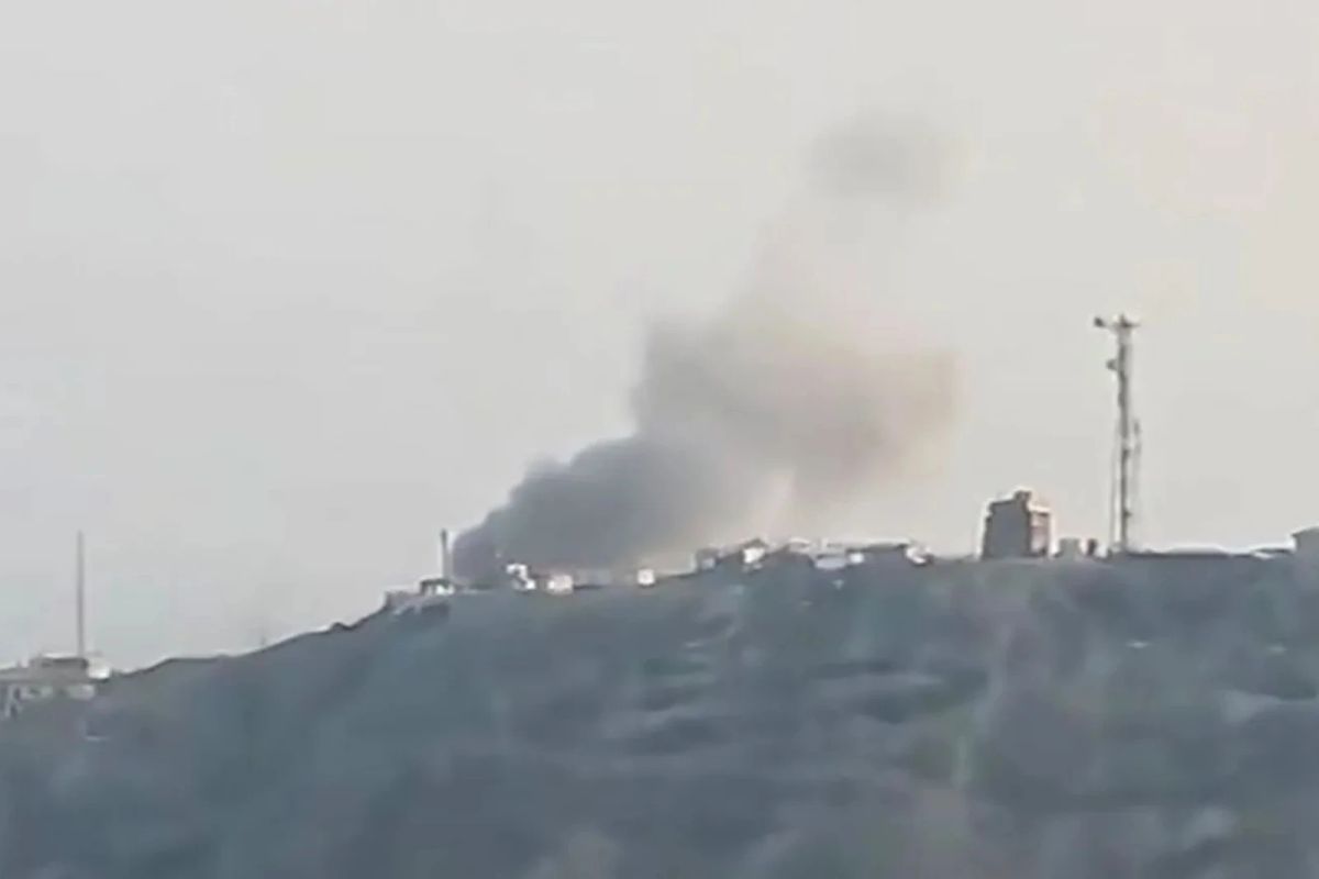 Rebelii Houthi au lansat un atac asupra sediului guvernului yemenit din Aden, o premieră de la reluarea ostilităților. Cel patru morți și peste zece răniți