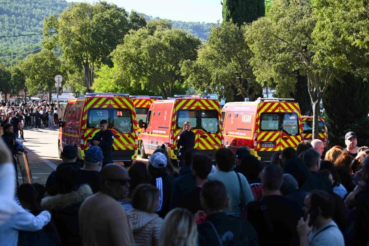Atac cu o pușcă de vânătoare la o școală din Franța. Un elev de 14 ani a împușcat directorul și o profesoară, în plin val de proteste