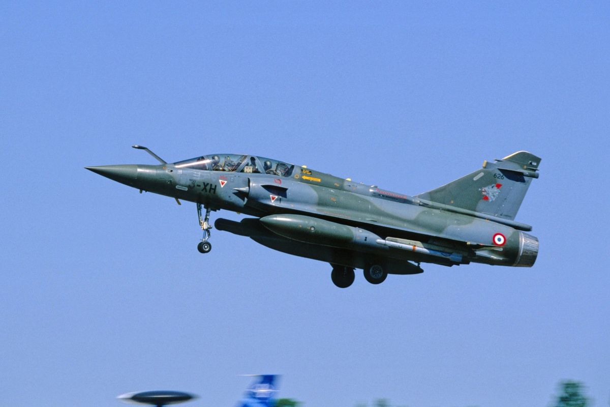 Un avion de vânătoare Mirage 2000D s-a prăbușit în Franța. Unul dintre membrii echipajului a murit, un altul este căutat