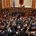 Bătaie în Parlamentul Albaniei, violențe pe străzile din Tirana. Opoziția cere demisia premierului Edi Rama