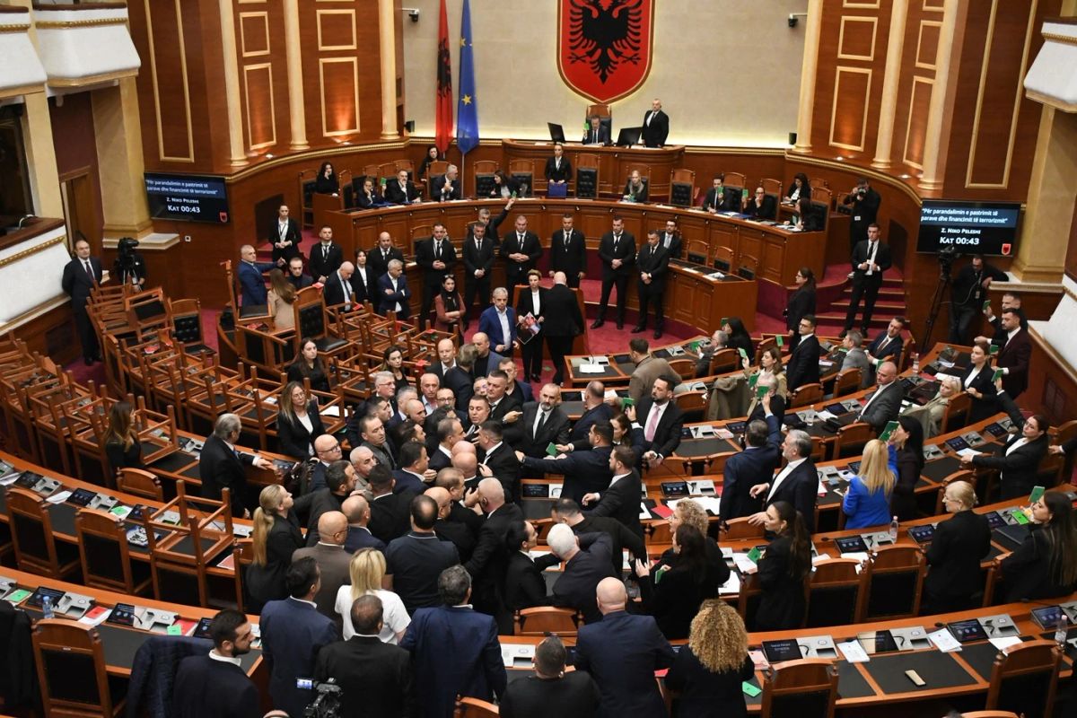 Bătaie în Parlamentul Albaniei, violențe pe străzile din Tirana. Opoziția cere demisia premierului Edi Rama