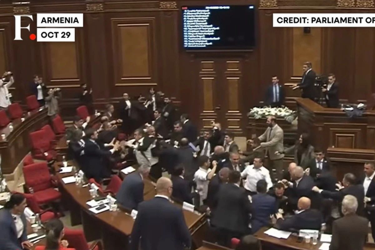 Pumni și îmbrânceli în Parlamentul Armeniei. Totul s-a văzut live: imagini halucinante VIDEO