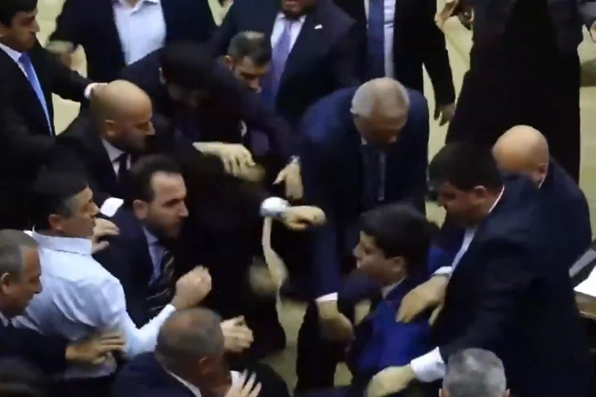 Bătaie în Parlamentul Armeniei! Deputații s-au lovit cu pumnii și picioarele – VIDEO