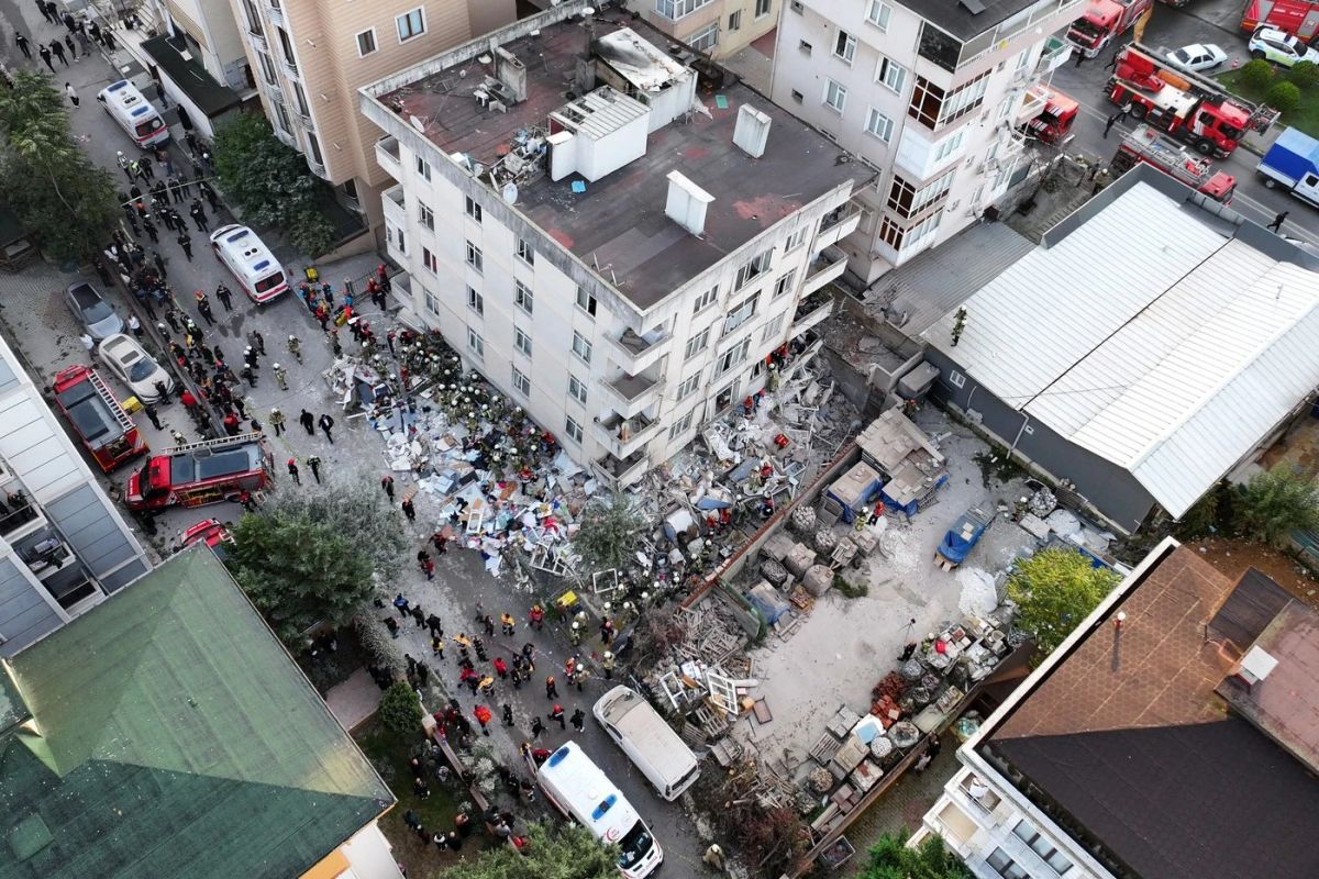 Bloc cu șapte etaje, prăbușit la Istanbul. Salvatorii caută disperați persoane prinse sub dărâmături, după ce trei niveluri au cedat – video