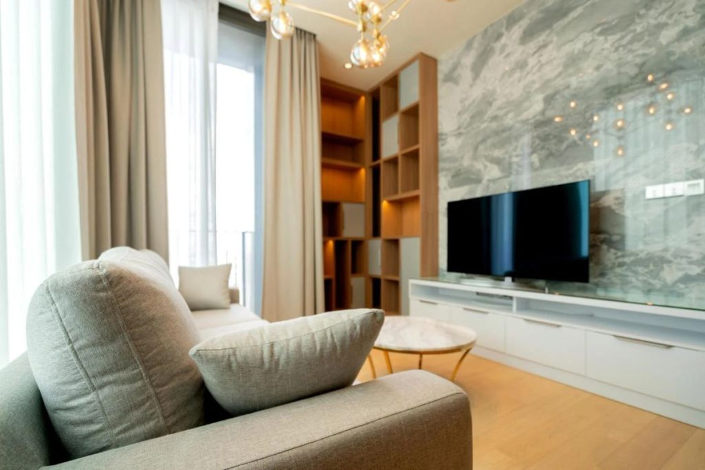 Comoda TV și fotoliul/canapeaua extensibilă, pairing-ul perfect pentru sufrageria ta