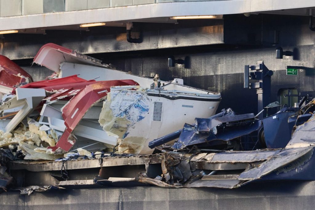 Un vas de croazieră cu peste 3.300 de oameni la bord s-a ciocnit de o navă portcontainer în portul german Bremerhaven. Vântul puternic a îngreunat manevrele