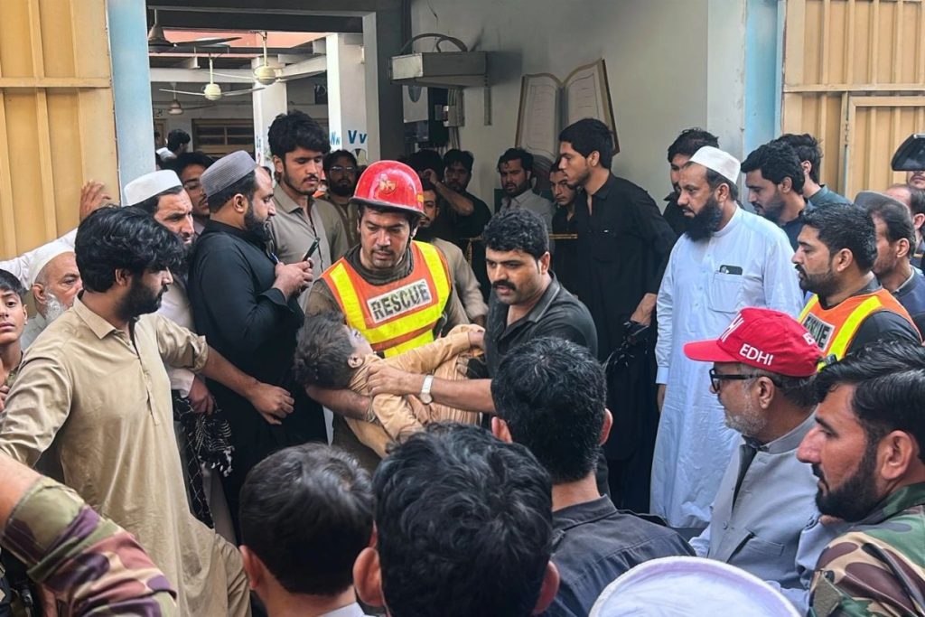 Cel puțin 27 de elevi și un profesor, morți după prăbușirea acoperișului unei școli, în Pakistan. Zeci de copii, prinși sub dărâmături VIDEO