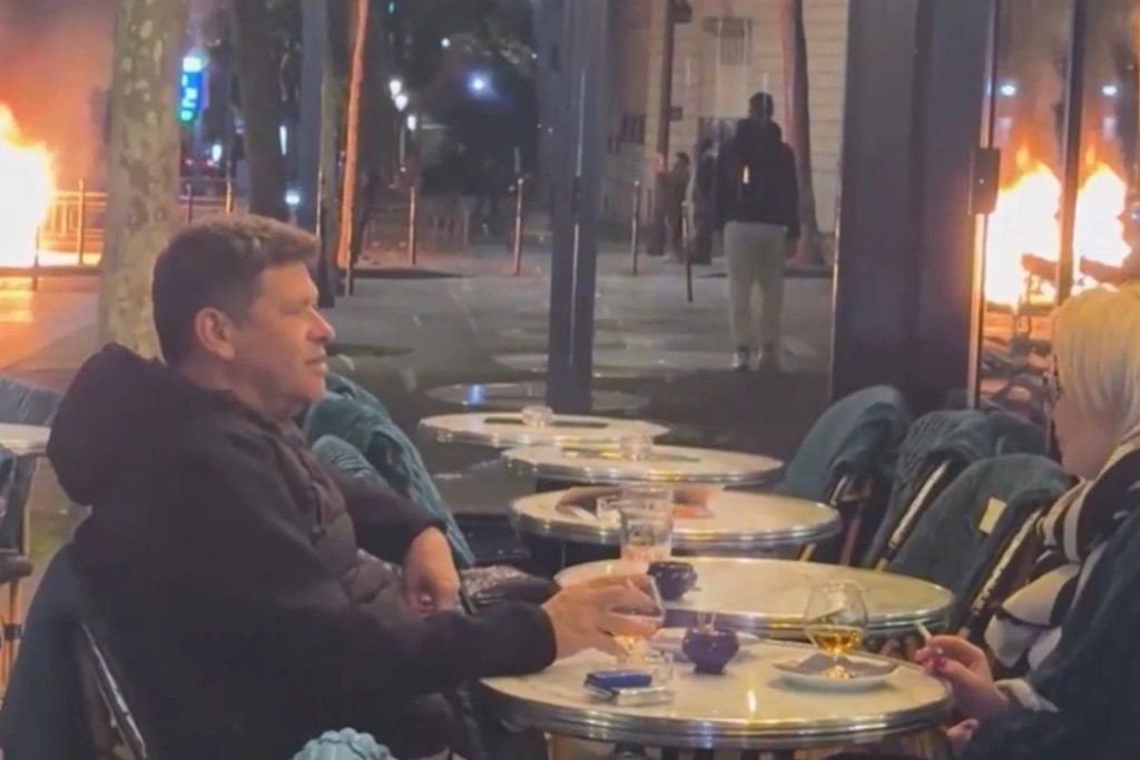 Imagini virale în timpul protestelor din Franța: un cuplu bea vin la terasă, iar o tânără aleargă prin haosul din Paris VIDEO