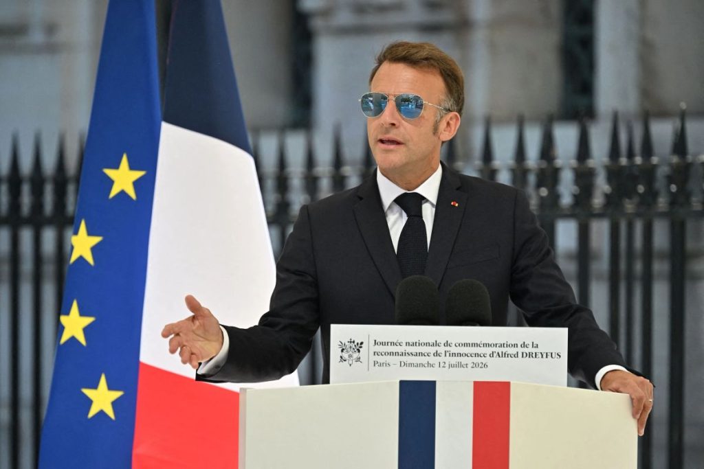 Guvernul francez, la un pas de a fi demis. Emmanuel Macron, în fața scenariului suspendării