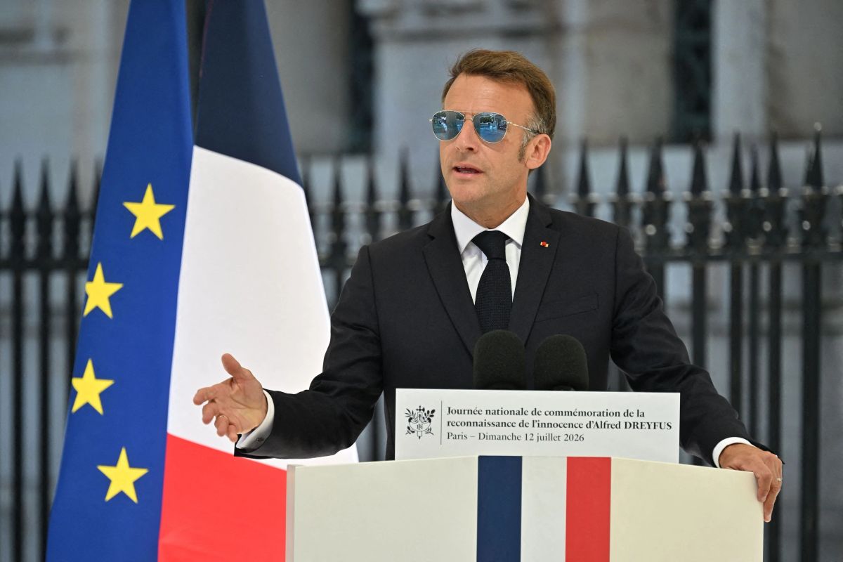 Guvernul francez, la un pas de a fi demis. Emmanuel Macron, în fața scenariului suspendării