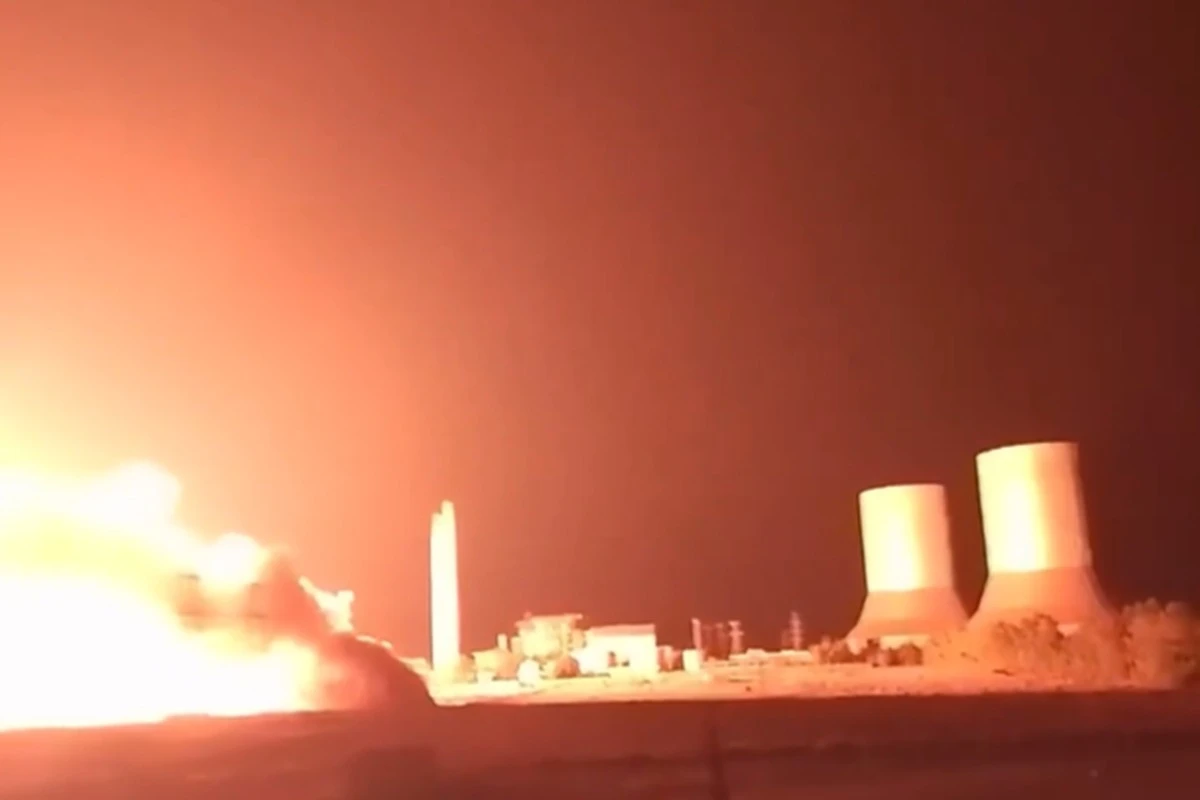 Explozie urmată de un „incendiu uriaș” lângă o centrală electrică din Siria. Trei stații au fost oprite VIDEO