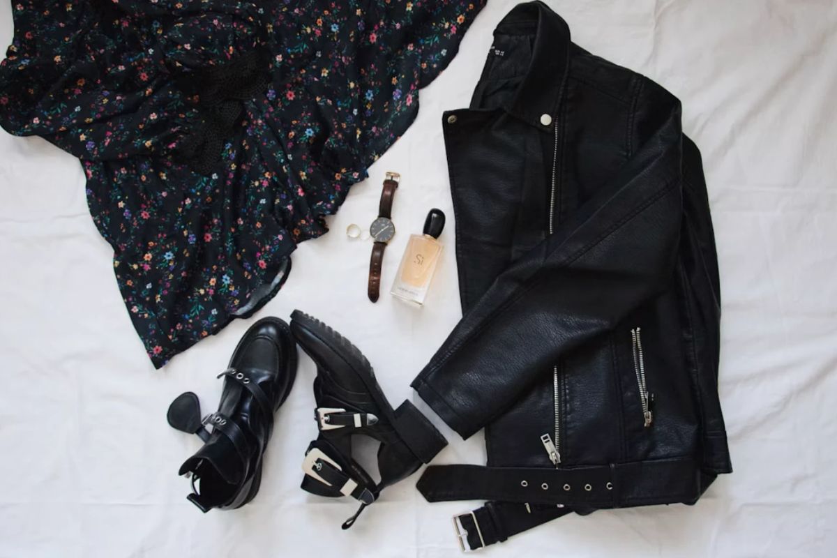 Denim închis, tonuri de ciocolatiu și ghete statement: rețeta unui look autumn chic
