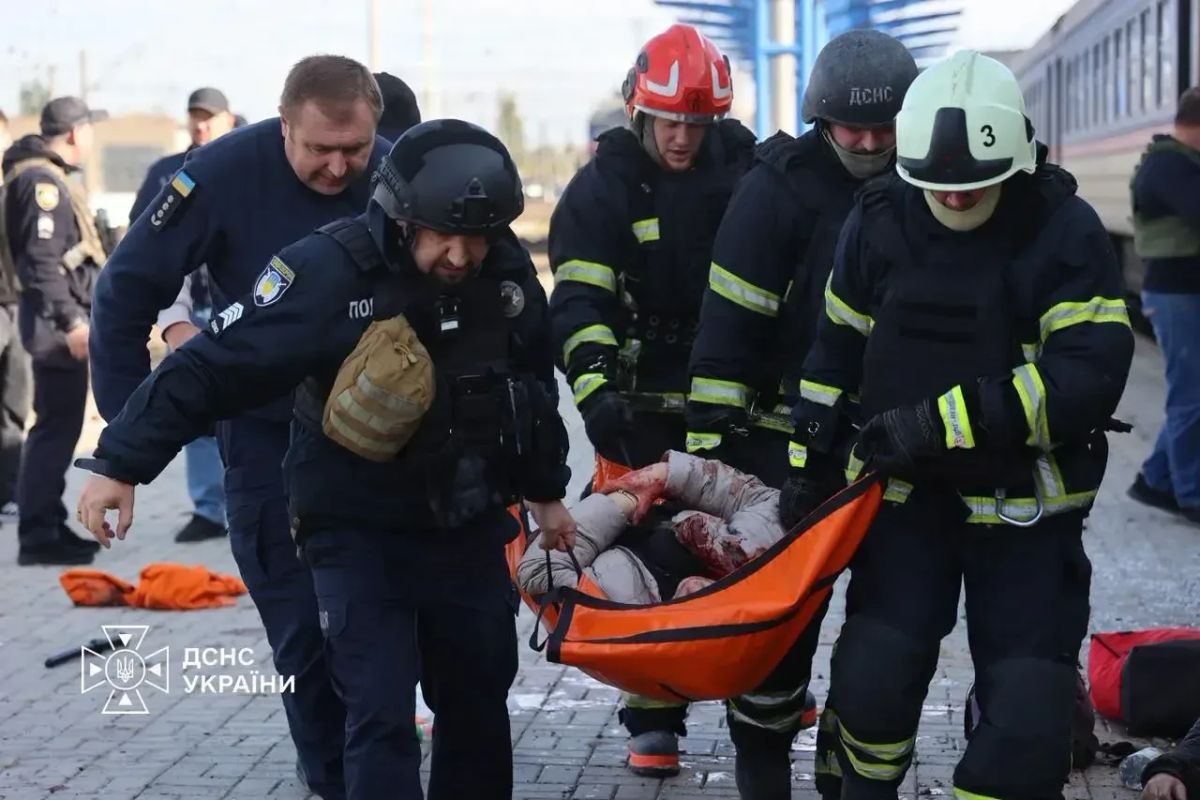 Tragedie în Ucraina. Un tren de pasageri, lovit de o dronă rusească în gară. Cel puțin 13 morți –  VIDEO