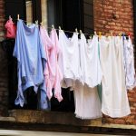 Trucul japonez pentru uscarea rapidă a rufelor iarna. Greșeala pe care trebuie să o eviți când le întinzi