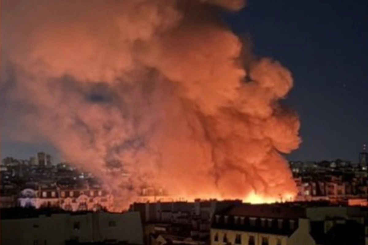 Incendiu puternic la Paris. Piața istorică Marché des Enfants Rouges, devastată de flăcări VIDEO