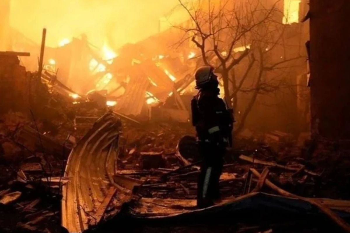 Incendiu masiv după un atac rusesc cu dronă în regiunea Harkov. Cinci oameni răniți, inclusiv un copil – VIDEO