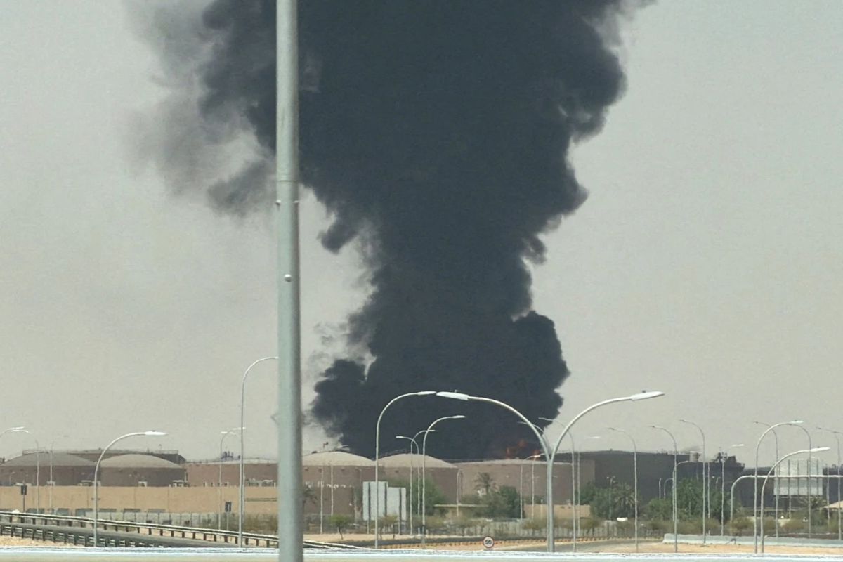 Noi explozii în Arabia Saudită. Rebelii Houthi susțin că au atacat aeroportul din Riad cu o rachetă balistică