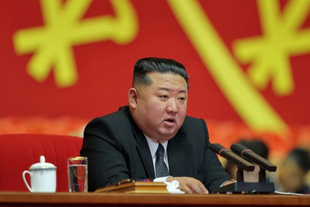 Presa britanică: Kim Jong-un ar fi suferit o hemoragie cerebrală și ar fi fost internat în China. Fotografiile publicate de Phenian cu liderul nord-coreean