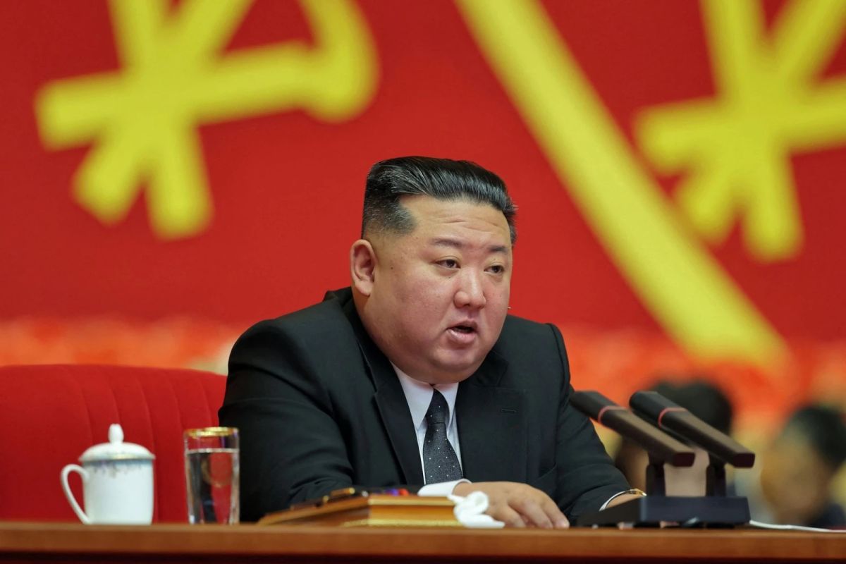 Presa britanică: Kim Jong-un ar fi suferit o hemoragie cerebrală și ar fi fost internat în China. Fotografiile publicate de Phenian cu liderul nord-coreean
