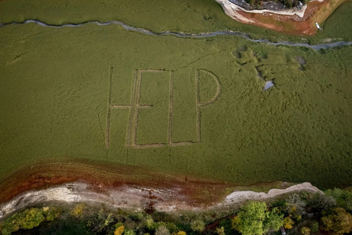 Mesaje  uriașe cu „AJUTOR” au apărut pe fundul unui lac aproape dispărut de la granița Franței cu Elveția