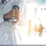 Infecția gravă care poate fi confundată cu o simplă mahmureală. O tânără de 18 ani a fost la un pas de moarte